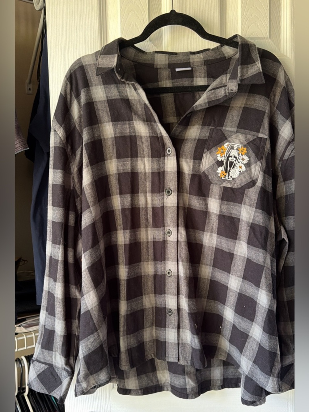 Spirit Black and White Plaid Button-Up Shirt with Floral Pocket Embroidery